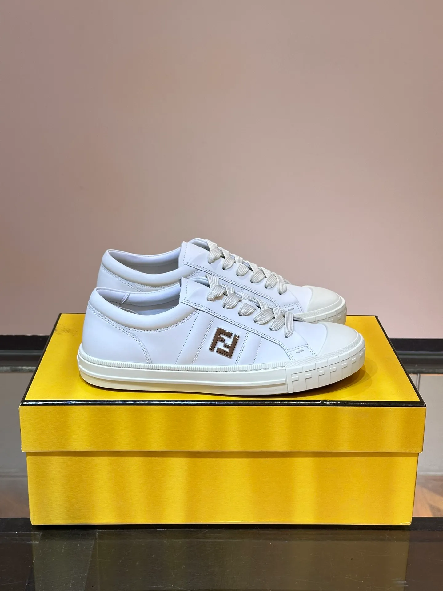 Men's Men's Shoes 💰380 [New Style] 🍿🍿Fendi Fendi Casual Sneakers Skateboard Shoes, the new Domino sneakers have become a favorite shoe. For those who want to create a simple and FENDI-characteristic look, this shoe is the perfect choice. Because this sneaker is one of the most cost-effective among FENDI's entry-level sneakers, it provides a great opportunity to attract and attract all customers who love easy and comfortable everyday sneakers. Size: 38-45 (men’s size 38.45 customized)
